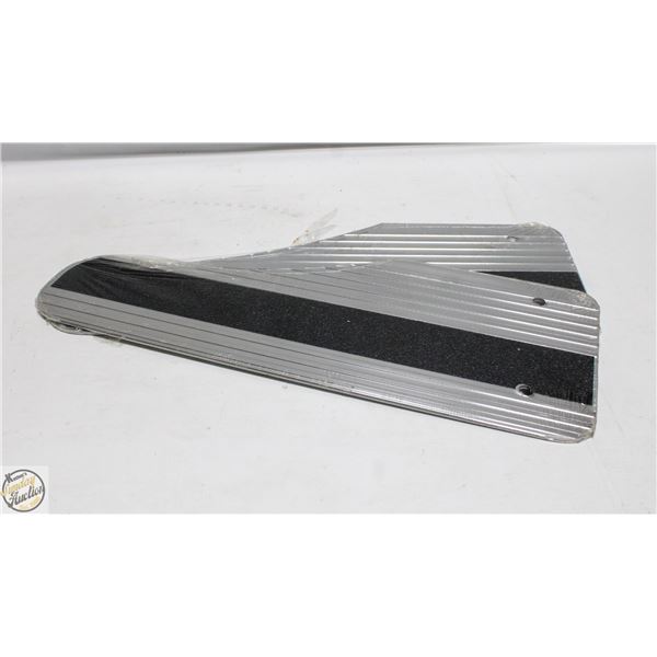 PAIR EXTRUDED ALUMINIUM MUDFLAPS 6.5“ X 18”