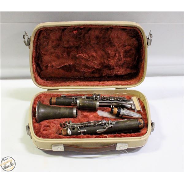 VINTAGE CLARINET IN ORIGINAL CASE, WORKS