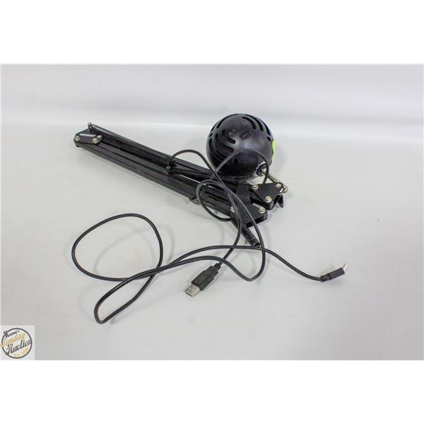 YETI BLUE MIC & TABLE STAND