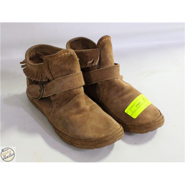 SIZE 7 UGG LADIES ANKLE HEIGHT SHOES-ESTATE