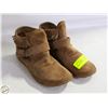 Image 1 : SIZE 7 UGG LADIES ANKLE HEIGHT SHOES-ESTATE