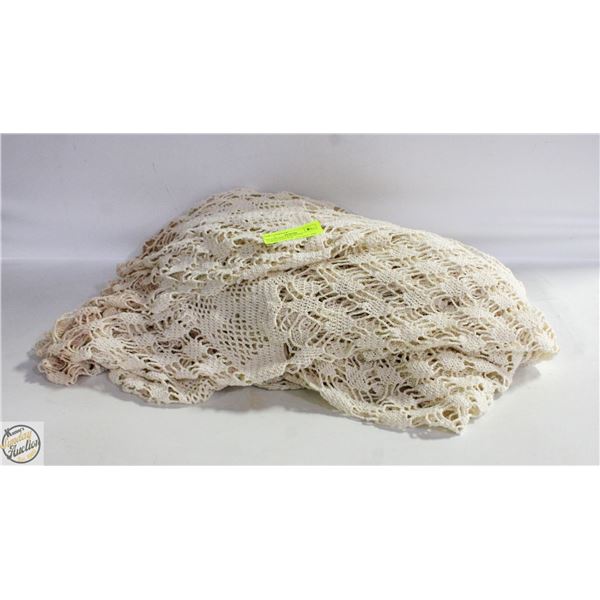 XL VINTAGE CROCHETED TABLECLOTH FOR