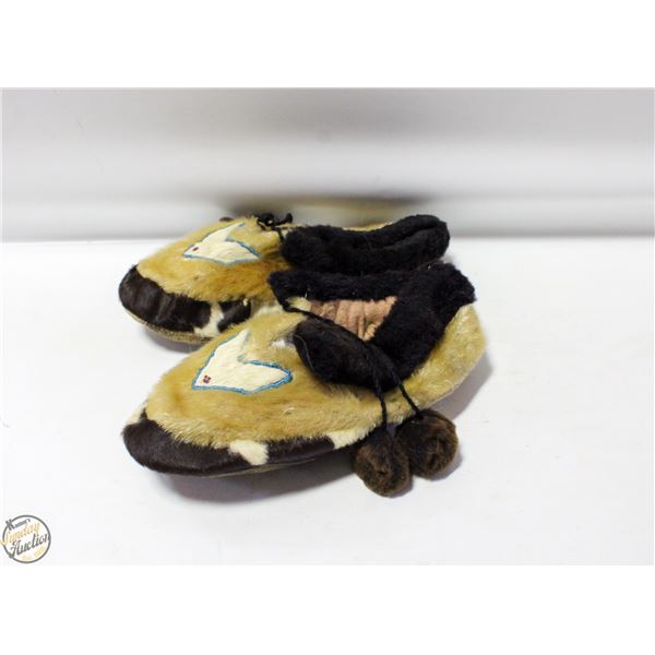 VINTAGE LEATHER/FUR CANADIAN NATIVE MOCCASSINS