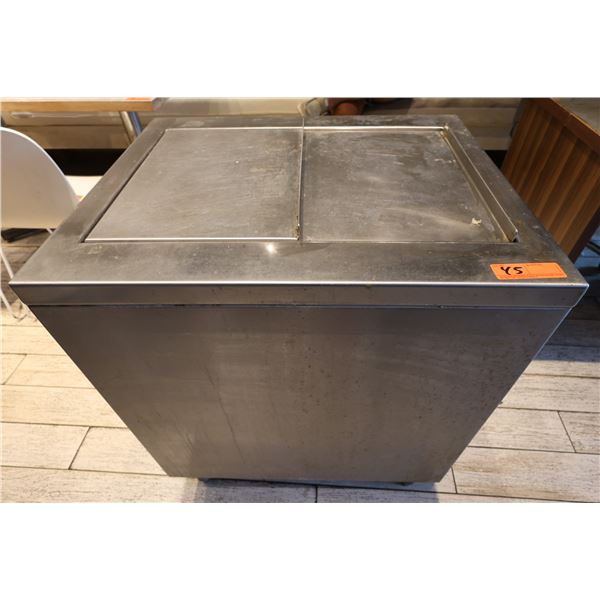 Stainless International Ice Bin 24" x 28" x 32"H