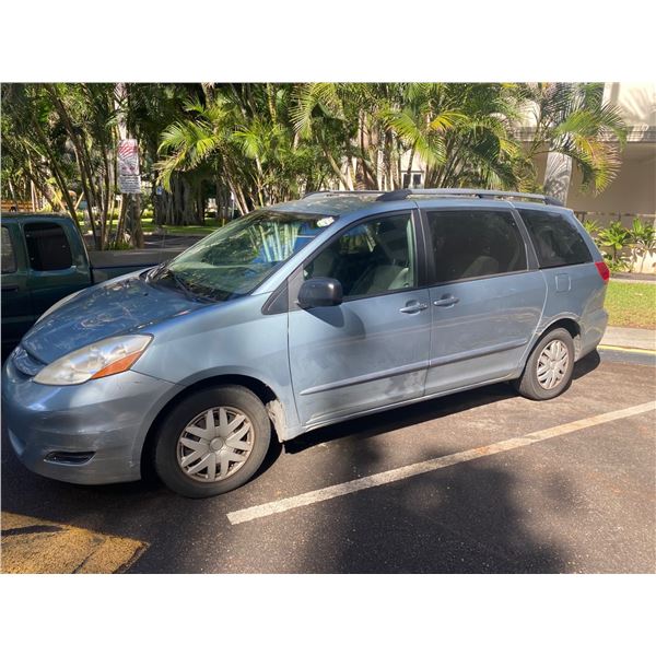 Toyota Sienna LE Van 106969 Miles Lic. 389TXV (Starts & Runs)