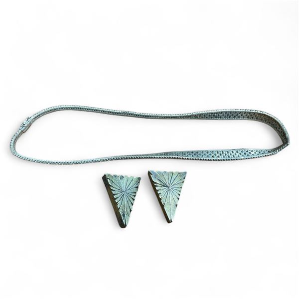 Vintage "V" Sterling Silver Necklace & Pair of Triangle Earrings - Total weight: 34 grams