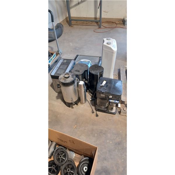 ASSORTED KITCHEN APPLIANCES INCL COFFEE MAKERS, BREAD MACHINE AND HEATER