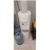 Image 3 : WATER COOLER AND 2 EMPTY 20 L BOTTLES