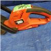 Image 2 : Black and Decker hedge trimmer - working