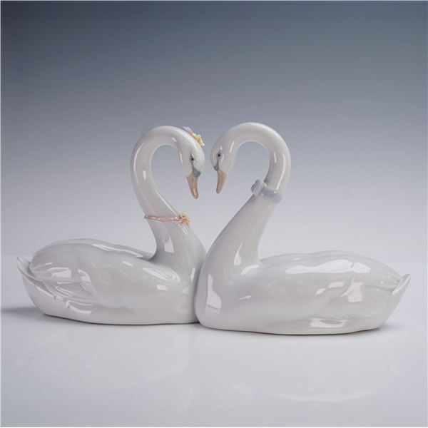 Lladro Porcelain Figurine, Endless Love 1006585