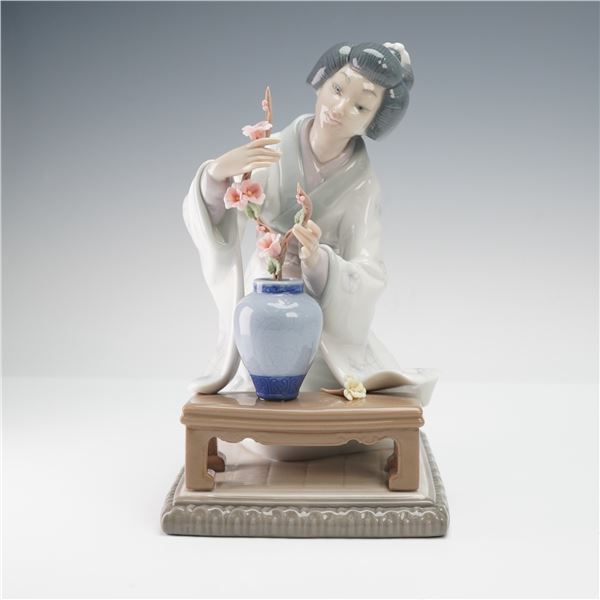 Lladro Porcelain Figurine Oriental Girl 01004840