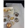 Image 3 : Small Box Lot of Vintage Jewelry