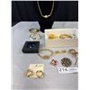 Image 4 : Small Box Lot of Vintage Jewelry