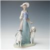 Image 1 : Lladro Porcelain Figurine, Elegante Promenade 1005802