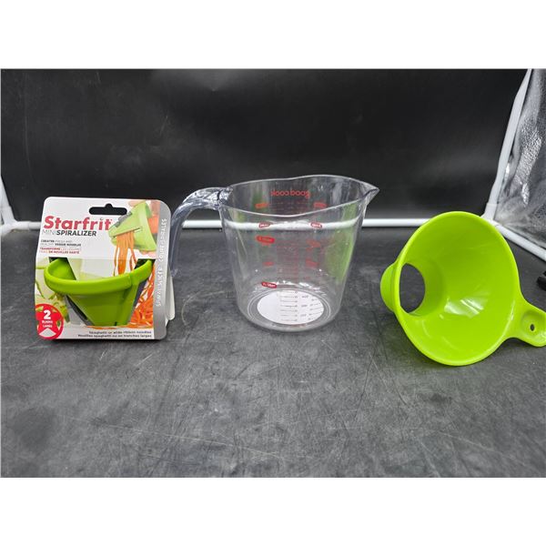 Starfrit Measuring Cup with Spatter Lid and Funnel