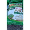 Image 2 : Scotts Turf Builder PRO Lawn Food, 800 (8.612) sq. m Coverage – One bag per lot
