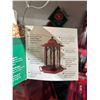 Image 4 : Perky Pet GAZ02 Brick Red Gazebo Feeder