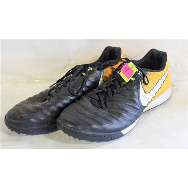MENS NIKE INDOOR SOCCER SHOES SZ 11.5