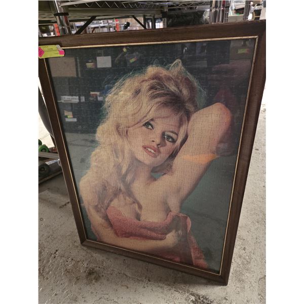 POSING LADY PUZZLE FRAMED
