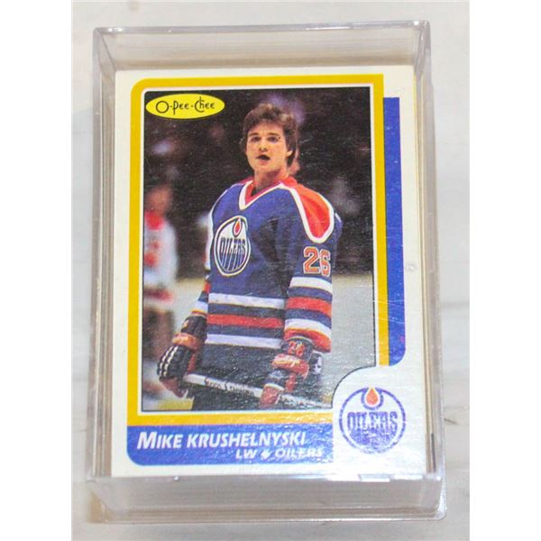 LOT OF VINTAGE SPORTS CARDS ASSTD