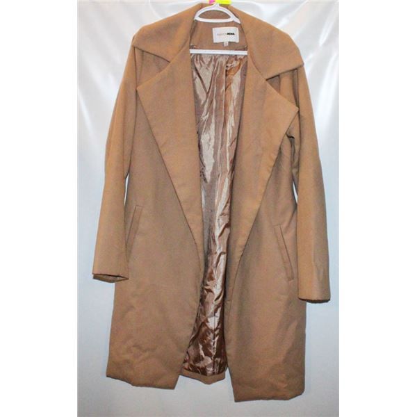 LADIES LARGE FASHION NOVA 3/4 LENGTH FASHION