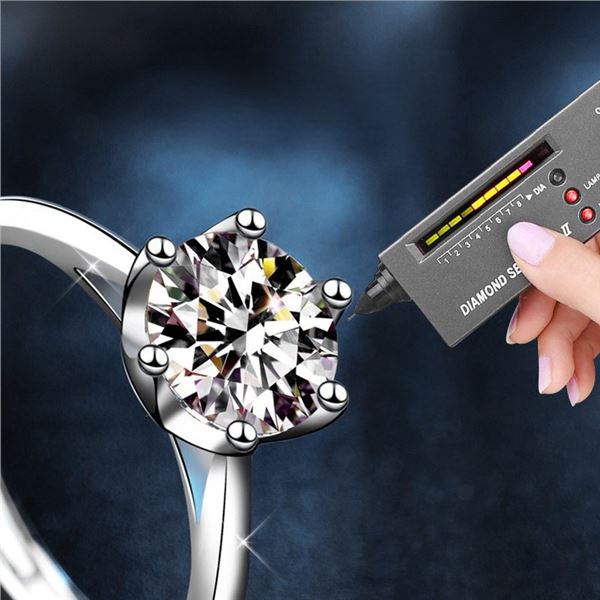 2 CT GRA CERTIFIED ROUND BRILLIANT MOISSANITE