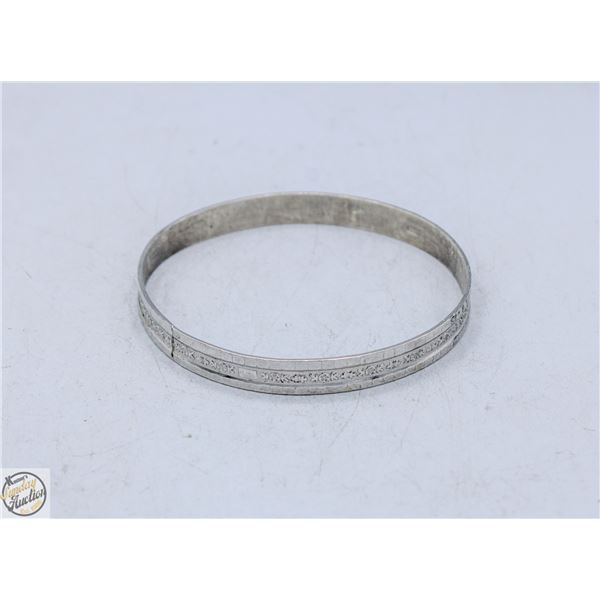 STERLING SILVER BANGLE, 2 5/8 IN DIAMETER