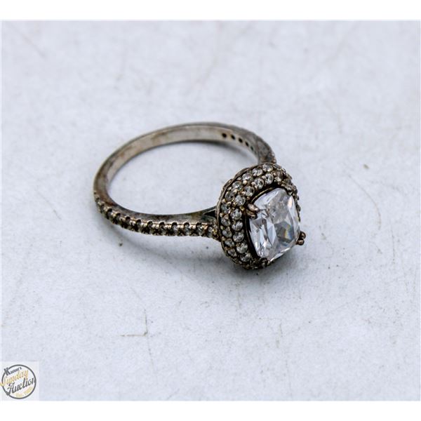 925 STAMPED 3.3 GRAM SILVER RING LARGE CENTER