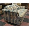 Image 2 : CLASSIC FABRIC LOVESEAT 68" LONG