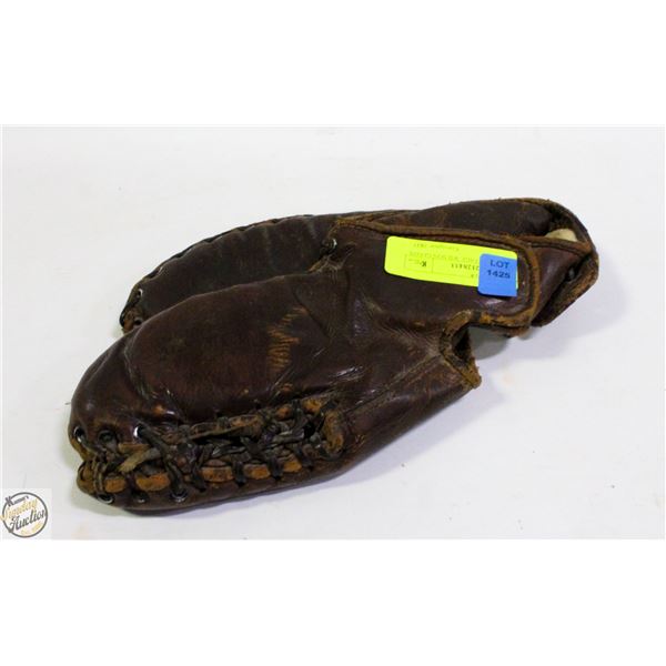 ANTIQUE/VINTAGE WILSON GLOVE