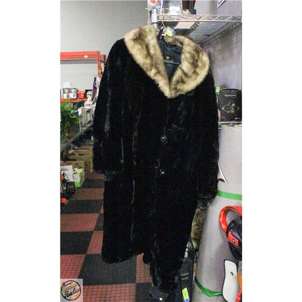 VINTAGE BLACK SHEARED BEAVER FUR COAT WITH MINK
