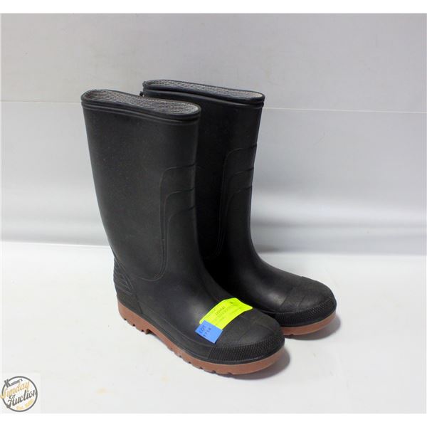 KIDS SZ 3 RUBBER BOOTS (NEVER WORN OUTSIDE)