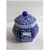 Image 1 : VINTAGE BLUE & WHITE HEXAGONAL CANOTON P