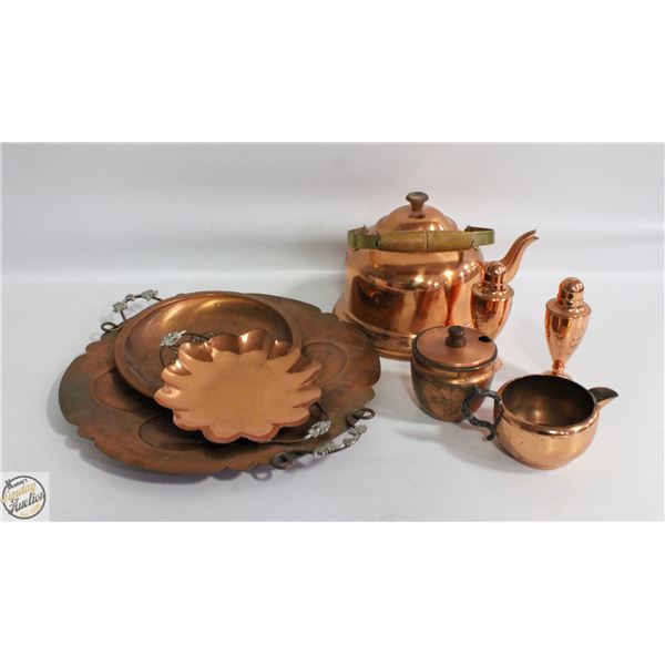 LOT OF COPPER TRAYS AND DÉCOR