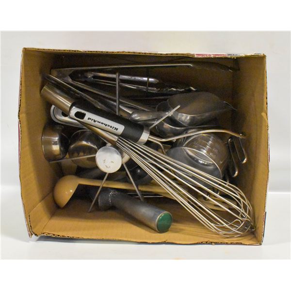 LOT OF ASSORTED KITCHEN TOOLS