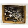 Image 1 : LOT OF ASSORTED KITCHEN TOOLS