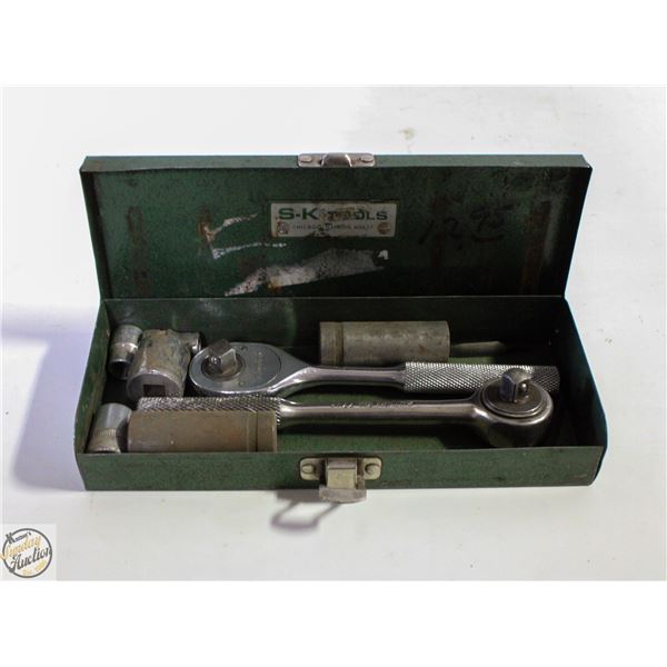 LOT SOCKET WRENCH WITH SOCKETS IN METAL CASE