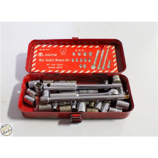 LOT SOCKET WRENCH WITH SOCKETS IN METAL CASE