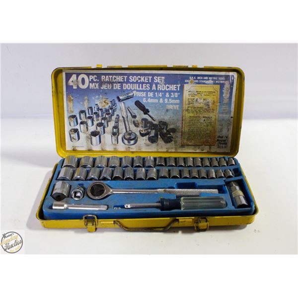 LOT SOCKET WRENCH WITH SOCKETS IN METAL CASE