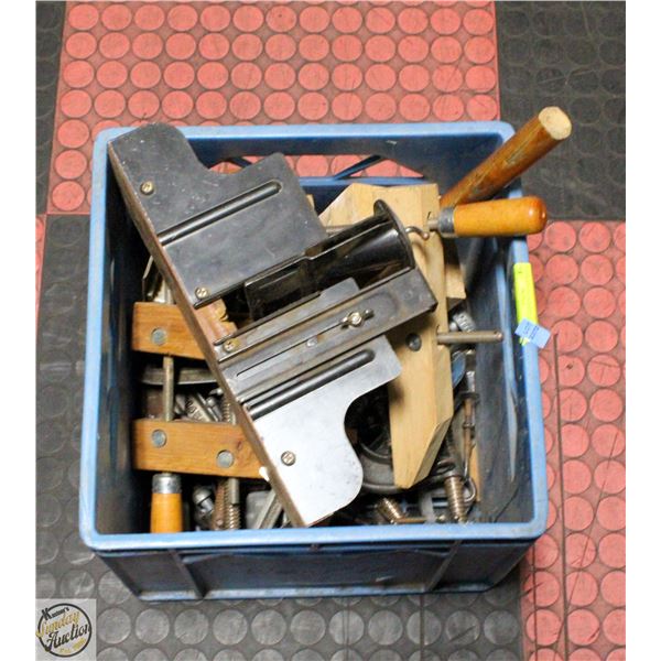 LOT OF VARIOUS VINTAGE METAL CLAMPS