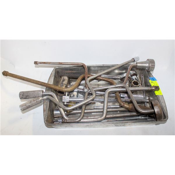 LOT OF VARIOUS SOCKETS AND DRIVE SPEED WRENCHES