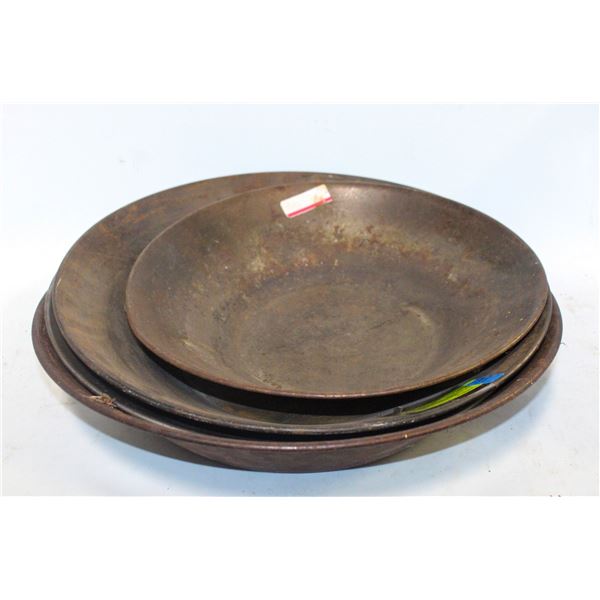 LOT OF VARIOUS VINTAGE GOLD PANS METAL