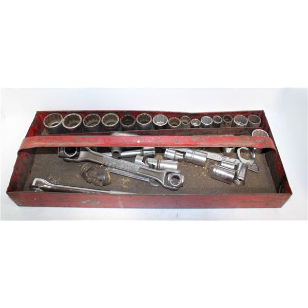 LOT SOCKET WRENCH WITH SOCKETS IN METAL CASE