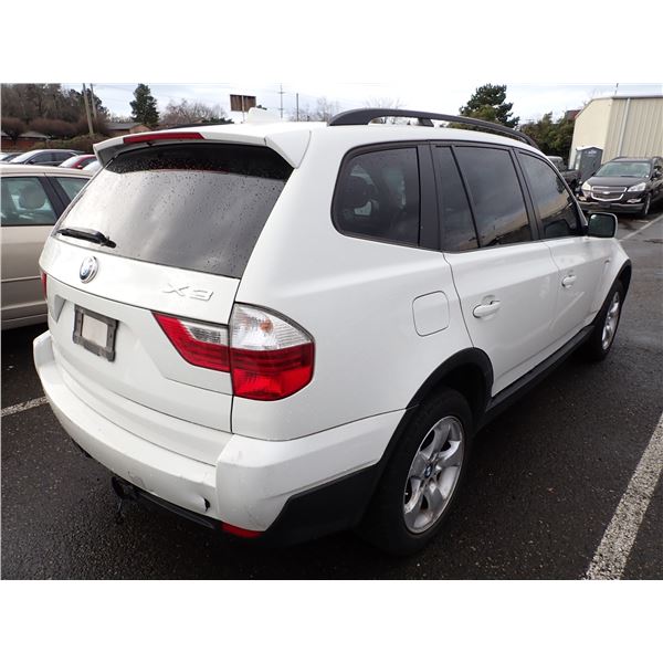 Vehicle photo 3