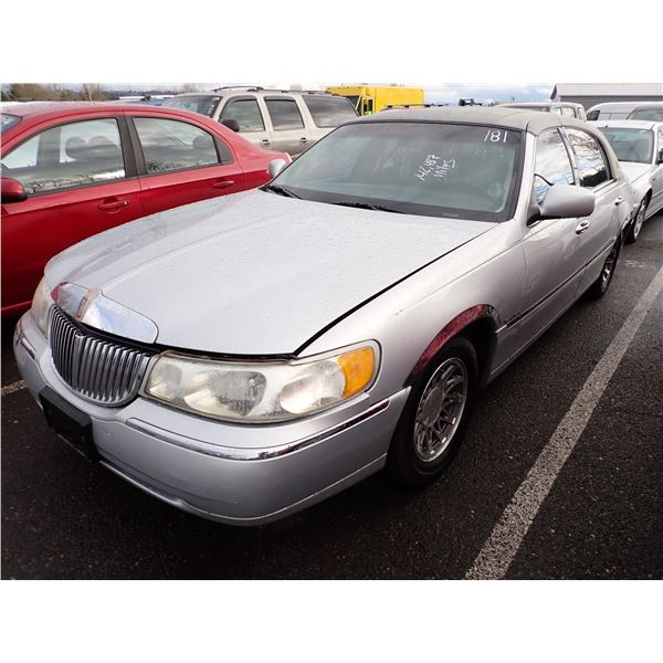 2000 Lincoln Town Car