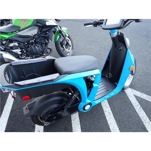 Vehicle photo 3