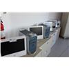 Image 1 : 4 powermac g4 computers with monitors
