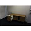 Image 2 : large projection screen and contents of boardroom