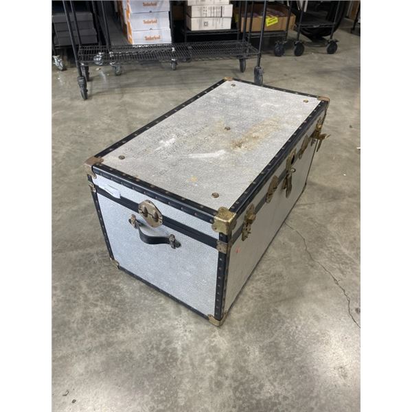 STYLE VINTAGE METAL SIDED STEAMER TRUNK