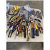Image 3 : LARGE BOX OF ASSORTED HAND TOOLS